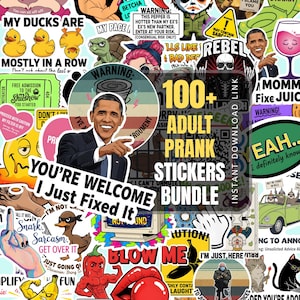 Może przedstawiać: Kolekcja kolorowych naklejek z różnymi ilustracjami z kreskówek, humorystycznym tekstem i odniesieniami do popkultury. Centralna grafika przedstawia mężczyznę w garniturze wskazującego palcem, z napisem 100+ ADULT PRANK STICKERS BUNDLE oraz YOU'RE WELCOME I JUST FIXED IT.
