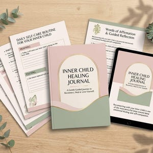Könnte beinhalten: Ein physisches Journal mit dem Titel Inner Child Healing Journal mit einem rosafarbenen und salbeigrünen Einband, begleitet von mehreren gedruckten Seiten mit täglichen Pflegeroutinen und Reflexionen, einem Tablet und einem Metallstift.