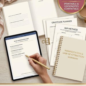 Könnte beinhalten: Ein 30-Tage-Manifestations- und Gesetz-der-Anziehung-Arbeitsbuch-Set, bestehend aus einem digitalen Tablet mit Manifestationsleitfaden, einem spiralgebundenen Notizbuch und losen bedruckten Seiten mit Dankbarkeitsplaner und 369-Methode.