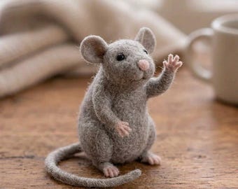 Figurine de souris grise en feutrage aiguilleté fait main - Debout, faisant coucou, Décoration animalière champêtre, Art décoratif chaleureux, Cadeau pour les amoureux de la nature