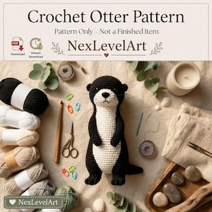 Può includere: Uno schema digitale all'uncinetto per una lontra di NexLevelArt con una lontra lavorata all'uncinetto in bianco e nero circondata da gomitoli di lana, un uncinetto in legno, forbici, segnapunti, un ago e pietre decorative su tessuto neutro.