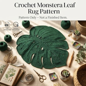 Könnte beinhalten: Eine dunkelgrüne Häkelanleitung für einen Monstera-Blatt-Teppich mit dem Text Crochet Monstera Leaf Rug Pattern und Pattern Only - Not a Finished Item. Das Bild zeigt Garnknäuel, eine Schere, ein Maßband, eine Häkelnadel und ein Buch.