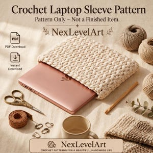 Puede incluir: Un patrón de funda de ganchillo para portátil con el texto Crochet Laptop Sleeve Pattern, Pattern Only – Not a Finished Item y NexLevelArt. La imagen muestra una funda de ganchillo beige, un portátil color oro rosa, tijeras, una cinta métrica, un ganchillo de madera y ovillos de lana.