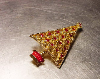 Vintage CHRISTMAS TREE PIN  Brooch Gold Red Enamel