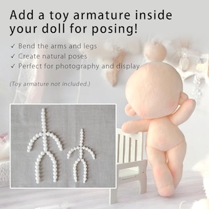 K&ouml;nnte beinhalten: Zwei wei&szlig;e Spielzeug-Gelenkger&uuml;ste aus Kunststoff in verschiedenen Gr&ouml;&szlig;en mit einer zentralen Wirbels&auml;ule und beweglichen Gliedma&szlig;en. Der Text lautet: Add a toy armature inside your doll for posing! Bend the arms and legs.