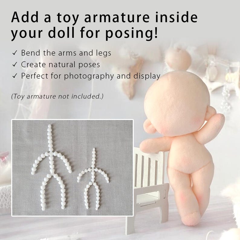 K&ouml;nnte beinhalten: Zwei wei&szlig;e Spielzeug-Gelenkger&uuml;ste aus Kunststoff in verschiedenen Gr&ouml;&szlig;en mit einer zentralen Wirbels&auml;ule und beweglichen Gliedma&szlig;en. Der Text lautet: Add a toy armature inside your doll for posing! Bend the arms and legs.