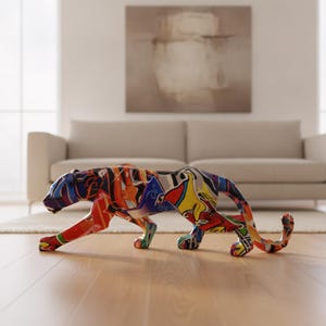 Peut inclure: Une figurine de panthère en position de rôdeur, arborant un motif graffiti multicolore vibrant avec des éclaboussures audacieuses de rouge, bleu, jaune et noir sur toute sa surface, capturant une forme féline dynamique et fluide.