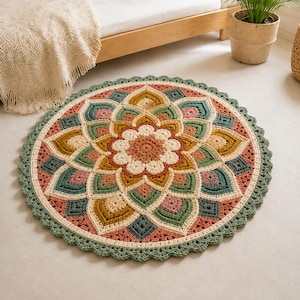 Puede incluir: Una alfombra redonda de ganchillo con un complejo patrón de mandala que presenta capas concéntricas de pétalos en tonos crema, amarillo mostaza, verde salvia, rosa empolvado y verde azulado, con un borde festoneado.
