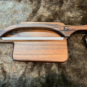 Cuchillo de pan de nogal macizo con tabla exterior
