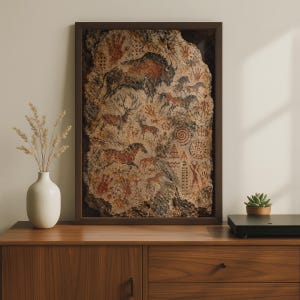 Puede incluir: Una pieza de arte mural rectangular enmarcada con una superficie texturizada similar a la piedra, impresa con pinturas rupestres prehistóricas. La obra muestra representaciones en rojo y negro de bisontes, ciervos, caballos y huellas de manos.