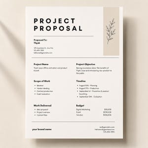 Może przedstawiać: Biały szablon dokumentu propozycji projektu z czarnym tekstem, zawierający sekcje dotyczące nazwy projektu, celu, zakresu prac, harmonogramu i budżetu. Projekt zawiera beżowy pionowy pasek boczny po prawej stronie z czarnym rysunkiem gałązki.