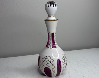 Karafka ze szkła Vintage Boho w kolorze białym z korkiem i szlifem żurawinowym