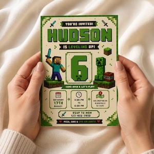 Könnte beinhalten: Eine rechteckige Geburtstagseinladungskarte mit einem pixeligen grünen und beigen Design. Sie enthält den Text YOU'RE INVITED! HUDSON IS LEVELING UP! und eine große Zahl 6. Grafiken zeigen eine Spielfigur mit Schwert, einen Creeper und TNT-Blöcke.