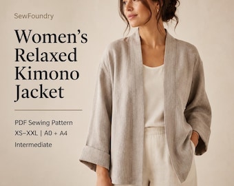 Può includere: Una giacca kimono dal taglio rilassato in beige chiaro con maniche ampie e parte anteriore semplice. Il testo recita: SewFoundry, Women's Relaxed Kimono Jacket, PDF Sewing Pattern, XS-XXL | A0 + A4, Intermediate. La giacca è indossata sopra un top bianco.