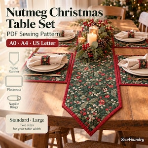 Puede incluir: Patrón de costura en PDF Nutmeg Christmas Table Set para camino de mesa, manteles individuales y servilleteros. Incluye formatos A0, A4 y US Letter en tamaños estándar y grande. La tela acolchada tiene un fondo verde oscuro con flores rojas.