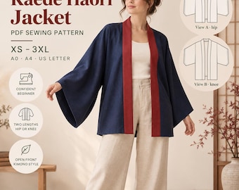 Może przedstawiać: Granatowa kurtka haori z ciemnoczerwonym wykończeniem z przodu, prezentowana jako wzór krawiecki PDF o nazwie Kaede Haori Jacket. Wzór obejmuje rozmiary od XS do 3XL, z opcjami długości do bioder lub kolan dla pewnych siebie początkujących.