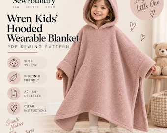 Può includere: Una coperta indossabile con cappuccio color rosa polvere realizzata in tessuto pile testurizzato. Il capo presenta una vestibilità ampia in stile poncho con maniche larghe e un cappuccio. Il testo sull'immagine include SewFoundry, Wren Kids' Hooded Wearable Blanket, PDF Sewing Pattern, Sizes 2Y-10Y, Beginner Friendly, A0, A4, US Letter, Clear Instructions, Stay cosy little One, Small Makers Big Adventures e Sew Happier Little Moments.