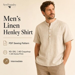 Op de afbeelding: Een beige linnen Henley-shirt met korte mouwen en een knoopsluiting met vier knopen. De afbeelding bevat de tekst: SewFoundry, Men's Linen Henley Shirt, PDF Sewing Pattern, XS-3XL, A0 Copyshop + A4 Home Print, Intermediate.