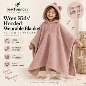 Puede incluir: Una manta con capucha portátil de color rosa polvoriento con acabado de forro polar texturizado, orejas de oso en la capucha y puños acanalados. El texto dice: SewFoundry, Wren Kids' Hooded Wearable Blanket, PDF SEWING PATTERN, SIZES 2Y-10Y, BEGINNER FRIENDLY, A0, A4, US LETTER, CLEAR INSTRUCTIONS, Stay cosy little One, Small Makers Big Adventures, SEW HAPPIER LITTLE MOMENTS.