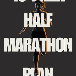 以下が含まれることがあります： ダークグレーの背景の中央に、太字の白いテキストで「10 WEEK HALF MARATHON PLAN」と書かれたグラフィックデザイン。テキストの後ろには、薄いオレンジ色の光で縁取られた、走っている人のシルエットが浮かび上がっています。