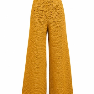 Peut inclure: Pantalon large jaune moutarde doté d'une construction en maille crochetée texturée. Ce pantalon présente une taille haute avec une silhouette droite qui descend jusqu'à l'ourlet, mettant en valeur un motif de points dense et uniforme.