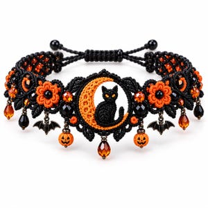 Op de afbeelding: Een zwarte macramé choker met een centrale oranje halve maan en een zwart silhouet van een kat. Het ontwerp bevat oranje bloemmotieven, kleine metalen vleermuisbedels, miniatuur pompoenkralen en bungelende oranje en zwarte kristallen druppels.