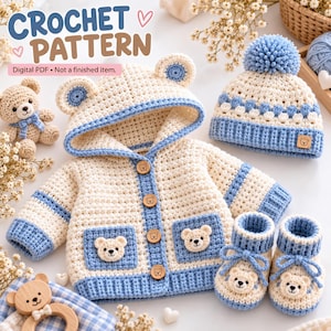 Peut inclure: Un modèle de crochet PDF numérique comprenant un gilet à capuche crème et bleu clair avec des oreilles d'ours, un bonnet à pompon assorti et deux chaussons. Le gilet a quatre boutons en bois gravés d'ours et deux poches. Texte : CROCHET PATTERN.