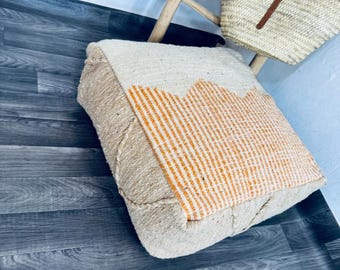 Pouf marocain artisanal en laine ,Beni Ourain, coussin carré killim, boho pouf