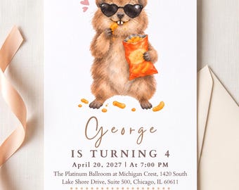 Könnte beinhalten: Eine weiße Einladungskarte mit einem braunen Quokka, das herzförmige Sonnenbrillen trägt und orangefarbene Käsesnacks aus einer Tüte isst. Der Text lautet: George IS TURNING 4, April 20, 2027 | At 7:00 PM, The Platinum Ballroom at Michigan Crest, 1420 South Lake Shore Drive, Suite 500, Chicago, IL 60611, RSVP: 555-486-7452.