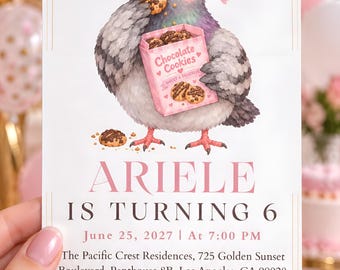 Könnte beinhalten: Eine Geburtstagseinladungskarte mit einer grauen Taube, die einen Schokoladenkeks isst und eine rosa Schachtel mit der Aufschrift Chocolate Cookies hält. Text: ARIELE IS TURNING 6, June 25, 2027, 7:00 PM, The Pacific Crest Residences, 725 Golden Sunset Boulevard, Penthouse 8B, Los Angeles, CA 90028, RSVP To Mom 555-123-4567.