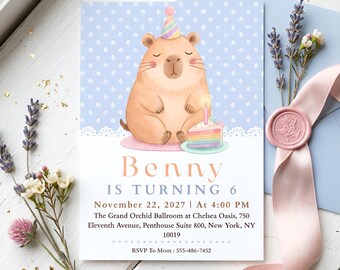 Könnte beinhalten: Eine Geburtstagseinladungskarte mit einem Aquarell-Wasserschwein mit Partyhut neben einem Stück Regenbogenkuchen. Der Text lautet: Benny IS TURNING 6, November 22, 2027 | At 4:00 PM, The Grand Orchid Ballroom, 750 Eleventh Avenue, New York, NY 10019, RSVP To Mom: 555-486-7452.
