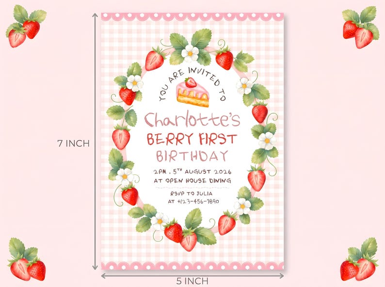 Puede incluir: Una tarjeta de invitaci&oacute;n de 12,7 cm por 17,8 cm con un borde de cuadros vichy rosa claro y una corona ovalada central de fresas y flores blancas en acuarela. El texto dice: You are invited to Charlotte's Berry First Birthday, 2pm, 5th August 2026.
