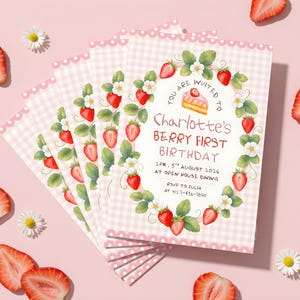 Puede incluir: Un mont&oacute;n de invitaciones de cumplea&ntilde;os rectangulares con un patr&oacute;n de cuadros vichy rosa y blanco y un borde festoneado. El centro muestra una corona de fresas, un trozo de pastel y el texto: You are invited to Charlotte's Berry First Birthday.