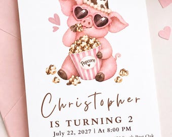 Könnte beinhalten: Eine weiße Einladungskarte mit einem rosa Schwein, das einen Partyhut und herzförmige Sonnenbrillen trägt und Popcorn isst. Text: Christopher IS TURNING 2, 22. Juli 2027, 20:00 Uhr, The Magnolia Ballroom, 1420 South Post Oak Blvd, RSVP: 555-486-7452.