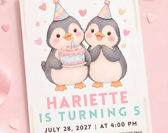 Könnte beinhalten: Eine rechteckige Geburtstagseinladungskarte mit zwei illustrierten Pinguinen in Partyhüten. Ein Pinguin hält eine rosa Torte mit einer Kerze. Der Text lautet: HARIETTE IS TURNING 5, JULY 28, 2027 AT 4:00 PM, THE SILVER CREST ESTATE & GARDENS, 4200 BLUEBONNET TRAIL, SUITE 200, FORT WORTH, TX 76109, RSVP TO MOM: 555-486-7452.
