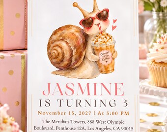 Könnte beinhalten: Eine Geburtstagseinladungskarte mit einer Aquarell-Schnecke, die eine herzförmige rote Sonnenbrille trägt und einen Caramel Toffee Coffee hält. Text: JASMINE IS TURNING 3, 15. November 2027, 17:00 Uhr, The Meridian Towers, 888 West Olympic Boulevard, Penthouse 12A, Los Angeles, CA 90015, RSVP To Mom 555-123-4567.
