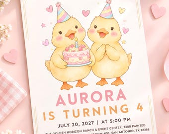 Könnte beinhalten: Eine rechteckige Geburtstagseinladungskarte mit zwei gelben Entenküken in gestreiften Partyhüten. Ein Entenküken hält eine rosa Torte mit einer Kerze. Der Text lautet: AURORA IS TURNING 4, JULY 20, 2027, AT 5:00 PM, THE GOLDEN HORIZON RANCH & EVENT CENTER, 7300 PAINTED DESERT PARKWAY, GRAND BALLROOM 400, SAN ANTONIO, TX 78258, RSVP TO MOM : 555-486-7452.