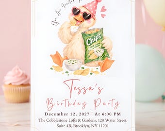 Könnte beinhalten: Eine Geburtstagseinladung mit einer Comic-Ente in rosa Partyhut und herzförmiger Sonnenbrille, die Chips isst. Text: You Are Invited To, Tessa's Birthday Party, 12. Dezember 2027, 18:00 Uhr, The Cobblestone Lofts & Gardens, 120 Water Street, Suite 4B, Brooklyn, NY 11201, RSVP unter 555-123-4567.