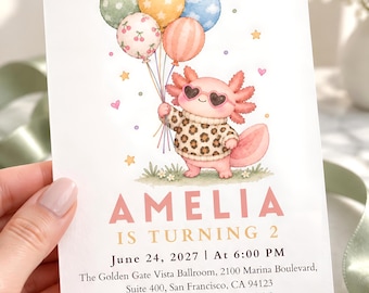 Könnte beinhalten: Eine Geburtstagseinladungskarte mit einer Aquarellillustration eines Axolotls mit herzförmiger Sonnenbrille und Leopardenpullover, der bunte Luftballons hält. Text: AMELIA IS TURNING 2, 24. Juni 2027, 18:00 Uhr, The Golden Gate Vista Ballroom, 2100 Marina Boulevard, Suite 400, San Francisco, CA 94123, RSVP: 555-486-7452.