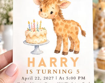Könnte beinhalten: Eine weiße Geburtstagseinladungskarte mit einer Aquarell-Giraffe mit blauem Partyhut neben einem Kuchen mit vier brennenden Kerzen. Text: HARRY IS TURNING 5, April 22, 2027, 5:00 PM, The Grand Venetian Towers, 5500 Westheimer Road, Penthouse Suite 22C, Houston, TX 77056, RSVP: 555-486-7452.
