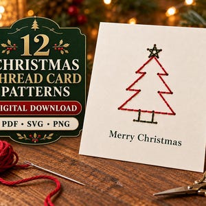 Może przedstawiać: Ciemnozielony znak ze złotym napisem 12 CHRISTMAS THREAD CARD PATTERNS DIGITAL DOWNLOAD PDF SVG PNG obok białej składanej kartki z czerwonym haftowanym wzorem choinki i czarnym napisem Merry Christmas.