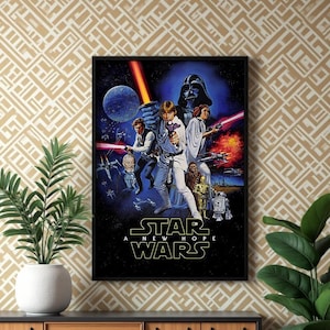 Puede incluir: Un póster rectangular de la película Star Wars A New Hope que muestra a Luke Skywalker, la Princesa Leia, Han Solo, Darth Vader y otros personajes sobre un fondo espacial oscuro con un rayo de sable de luz rojo y el logo de Star Wars en blanco.