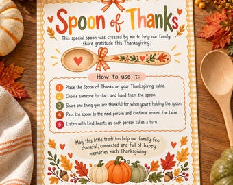 Puede incluir: Una tarjeta rectangular con borde de cuadros vichy amarillos titulada Spoon of Thanks. Incluye una ilustración de una cuchara de madera, instrucciones para una actividad de gratitud y gráficos de hojas y calabazas.