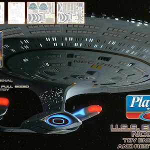 Puede incluir: Un set de mejora y restauración para el juguete U.S.S. Enterprise NCC-1701-D de Playmates Toys. El conjunto incluye varias calcomanías y piezas para el modelo de nave espacial, con una gran sección de platillo, dos barquillas y un deflector.