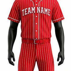 Puede incluir: Un uniforme de béisbol rojo con finas rayas verticales blancas, cierre frontal de botones y el texto "TEAM NAME" en letras blancas sobre el pecho. El conjunto incluye un cinturón rojo a juego con una hebilla plateada y mangas cortas.