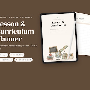 Peut inclure: Une tablette numérique affichant un planificateur Lesson & Curriculum avec un stylet blanc posé sur l'écran. La couverture présente des illustrations à l'aquarelle de livres, d'un globe, d'un tableau et d'un parchemin. Des pages sont visibles.