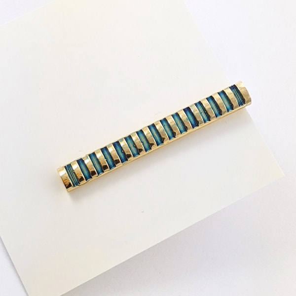 Pasador de corbata dorado y verde azulado