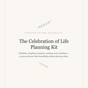 Pu&ograve; includere: Un documento color crema intitolato The Celebration of Life Planning Kit. Include il testo Everything you need, one gentle kit e Checklists, templates, timelines, readings, and worksheets&mdash;so you can honor them beautifully without planning alone. Presenta due piccole illustrazioni di foglie e il testo Sundayfolio Co. in basso.