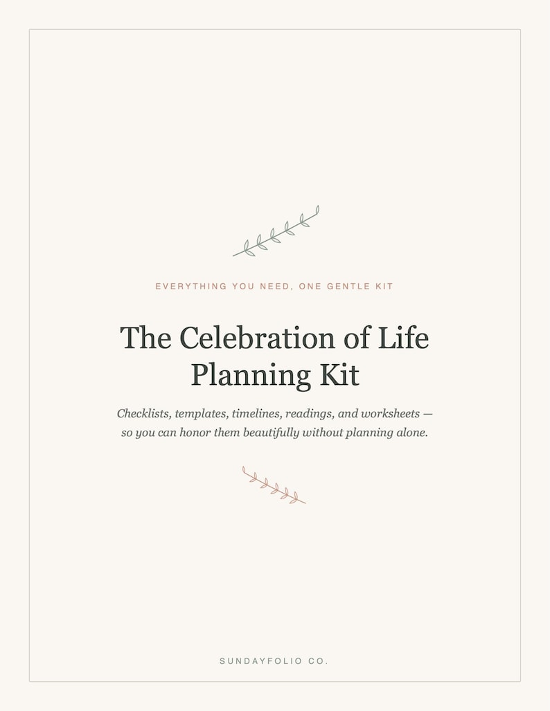Pu&ograve; includere: Un documento color crema intitolato The Celebration of Life Planning Kit. Include il testo Everything you need, one gentle kit e Checklists, templates, timelines, readings, and worksheets&mdash;so you can honor them beautifully without planning alone. Presenta due piccole illustrazioni di foglie e il testo Sundayfolio Co. in basso.