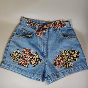 Vintage True Blue Patchwork Denim Shorts High Mom Jeans mit Blumenmuster und Gürtel, Bundweite 27, 9/10